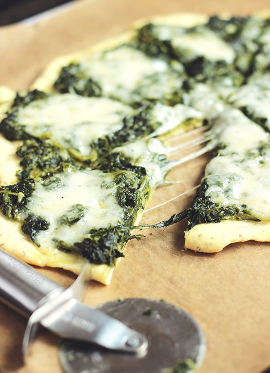 Pizza ze szpinakiem i mozzarellą