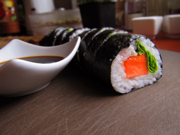 Sushi z pomidorem i sałatą – wegańskie